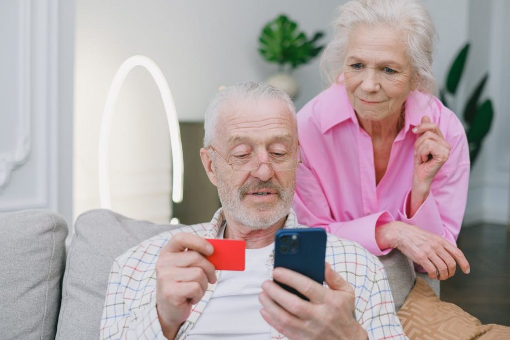 Adultos mayores comprando en línea