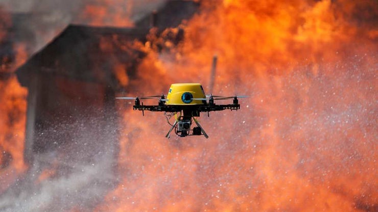 Drone extinguiendo el fuego
