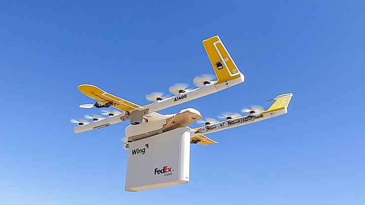 Drone entregando paquete por empresa FedEx