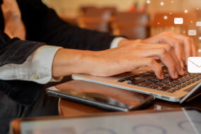 Imagen de una persona tecleando su computadora