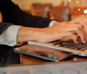 Imagen de una persona tecleando su computadora