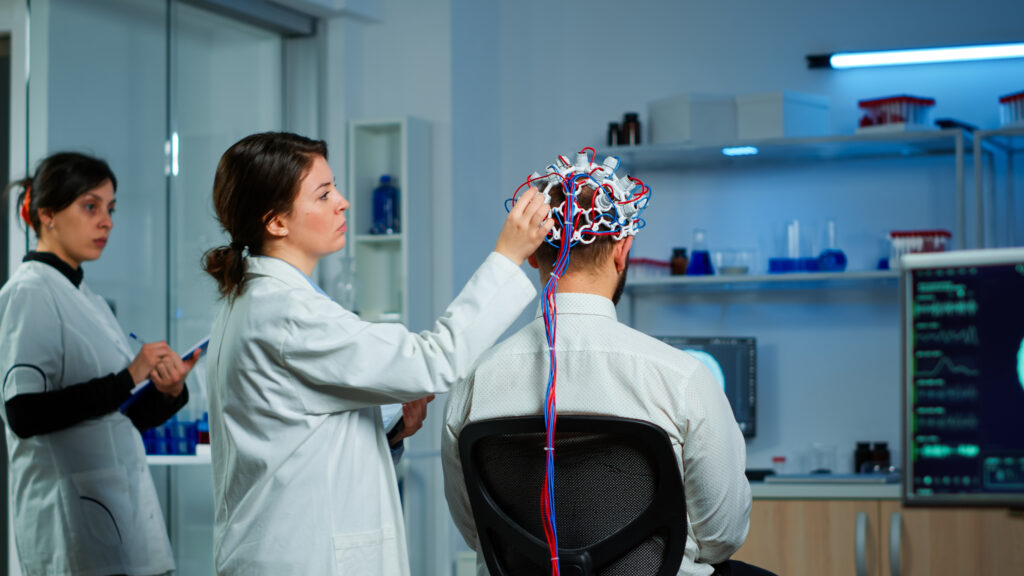 Un médico poniendo haciendo un estudio de Neuromarketing a un paciente