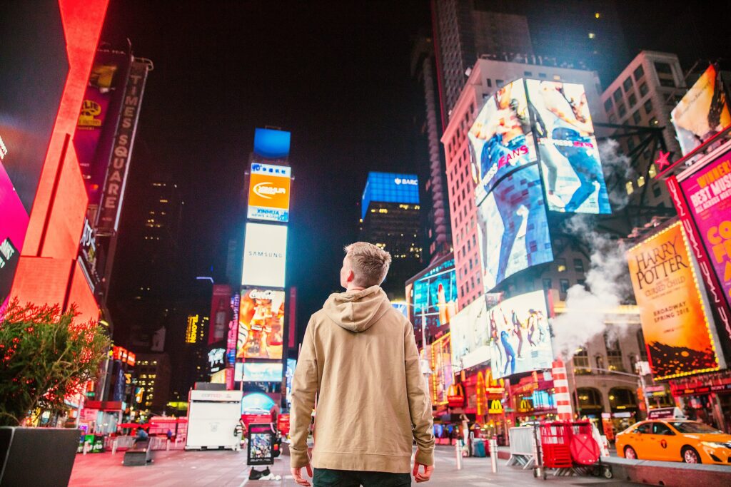 Persona viendo anuncios en Nueva York
